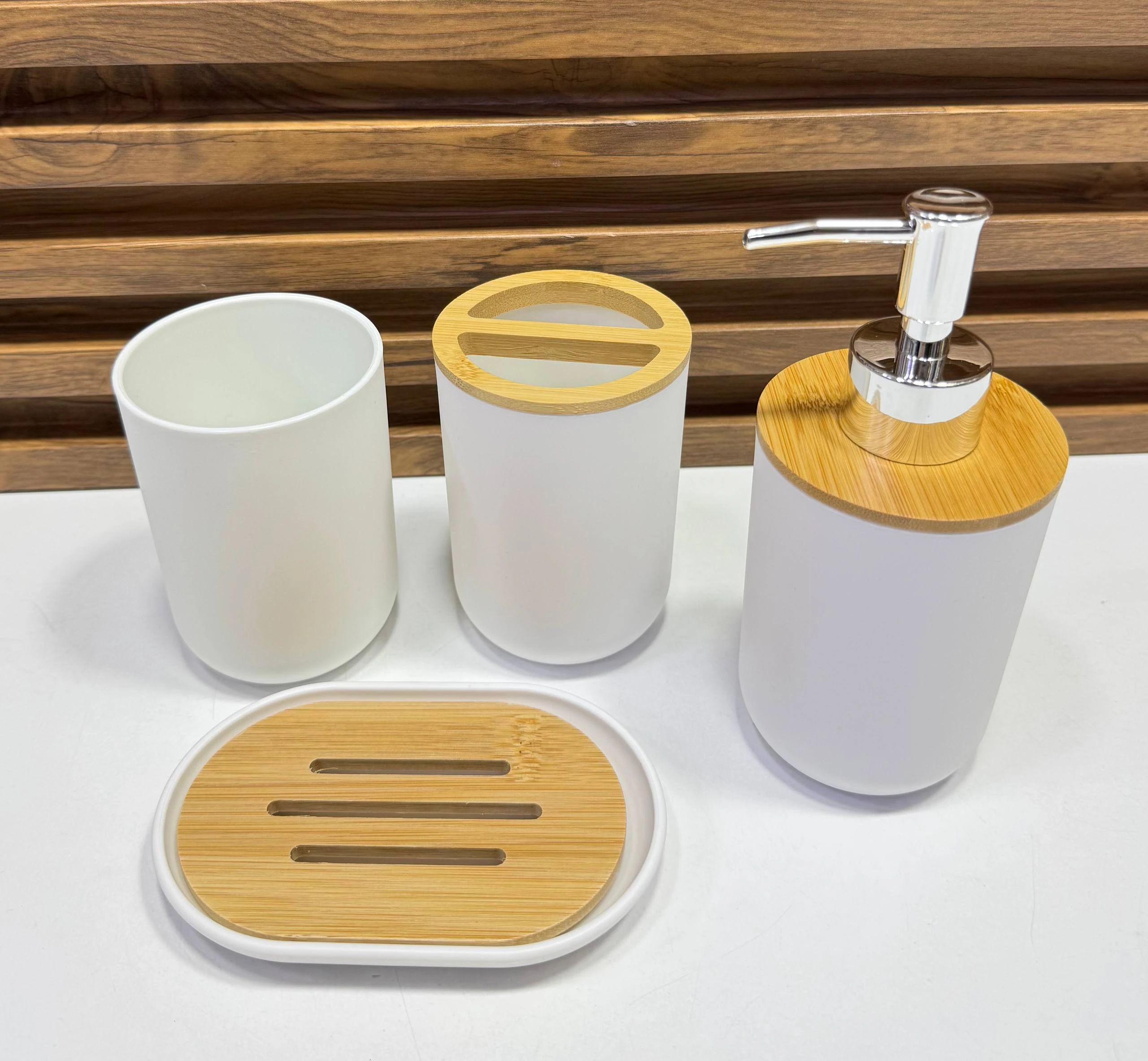 طقم إكسسوارات الحمام العصري – مزيج الفخامة والخشب الطبيعي (4 قطع)